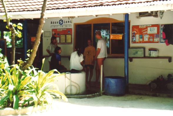 Tauchlehrerin Ute bei der Anmeldung